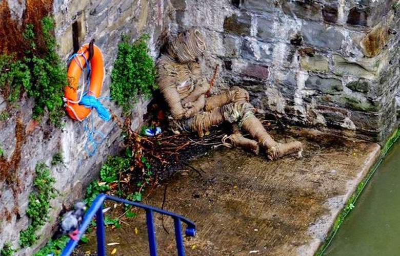 Nenavadna lutka prestraši prebivalce Bristola.