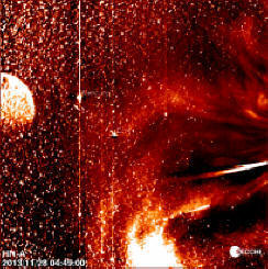 Nenavaden kolosalni predmet na NASA-inih slikah v času leta kometa ISON