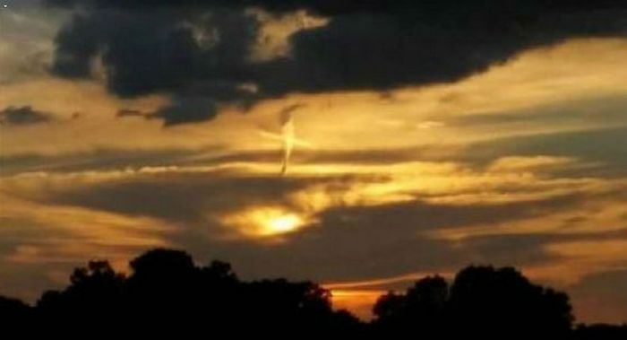 Strašen znak - požarni križ nad ZDA