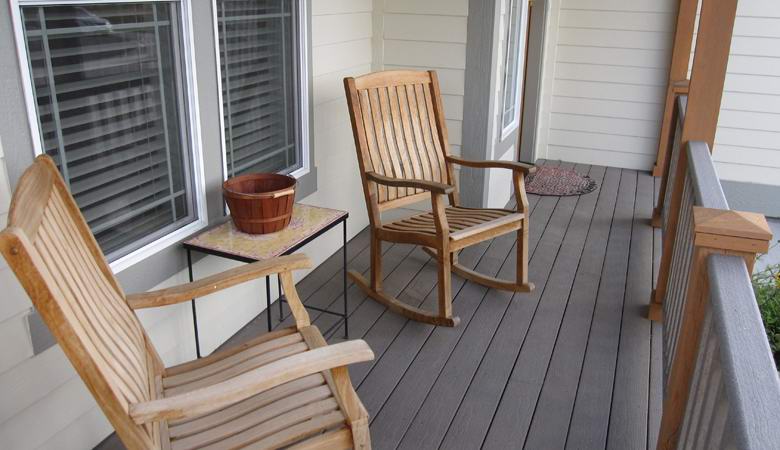 Stol se v skrivnostnem videu spontano premakne na verando