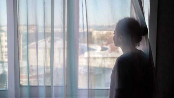 Poglejte skozi okno, ko je pogreb 