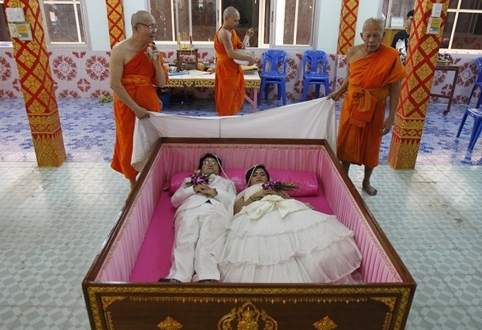 Poroka v krsti - poklon modi ali prizadevanje za harmonijo?