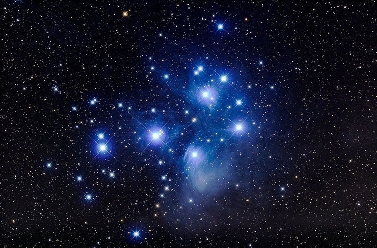 Luč zvezde je osvetljevala meglico, ki se ji je približala z veliko hitrostjo.