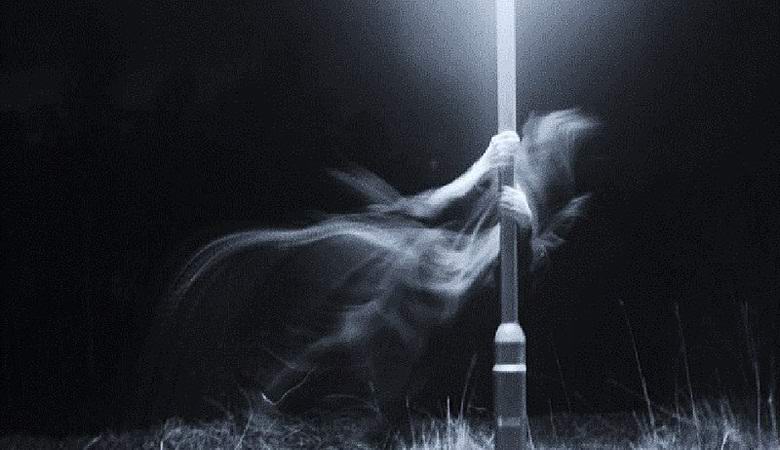 Svetleč duh je zadel nadzorno kamero.