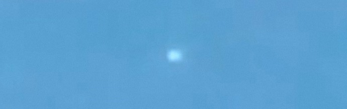 Žareči NLP in del razbitine, ki se je podrl na tla