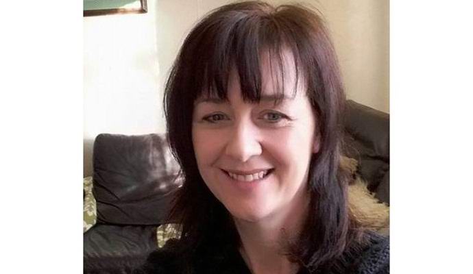 Svetleč duh ženske, ki pokuka izza drevesa