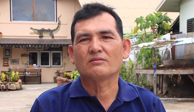 Tajski moški že 20 let živi s krokodilom v svoji hiši.