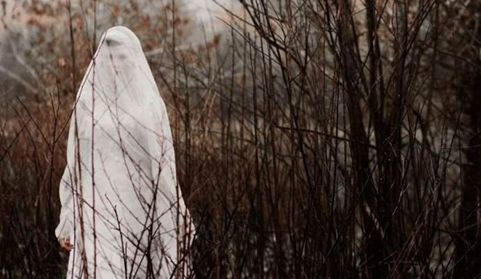 Skrivnostni duh se je izkazal za noro žensko, ki je pobegnila iz duševne bolnišnice.