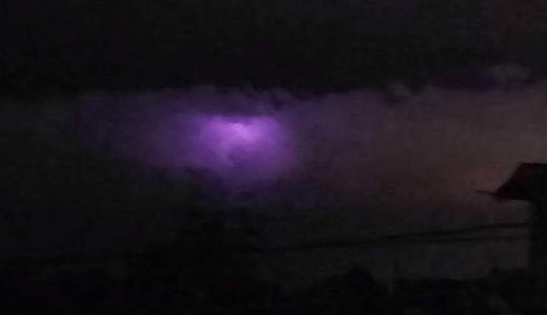 Skrivnostni vijolični sij, ujet na nebu nad Filipini