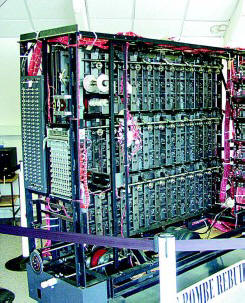 Polna in delujoča kopija Bombe v Nacionalnem računalniškem muzeju v Bletchley Parku (UK)