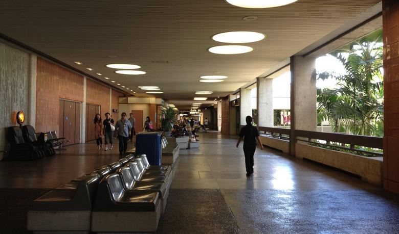 Ameriški carinci najdejo skrivnostni predmet v sovoznikovi torbici.