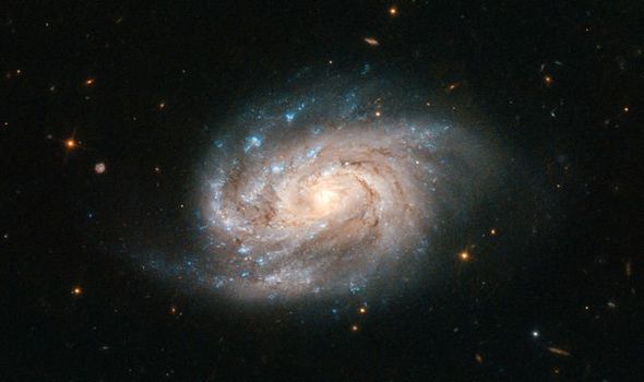 Teleskop Hubble zajame galaksijo, podobno naši 