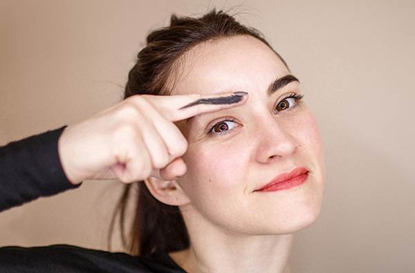 omen mozolj na desni obrvi 