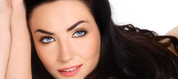 omen mozolj med obrvmi 