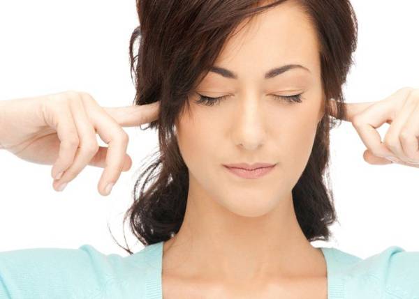 Tolmačenje zvonjenja v levem ali desnem ušesu 