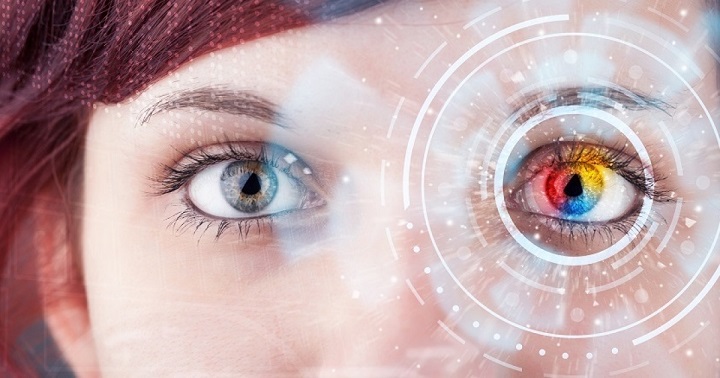 Znanstveniki so izumili kontaktno lečo, ki predmete približa na ukaz