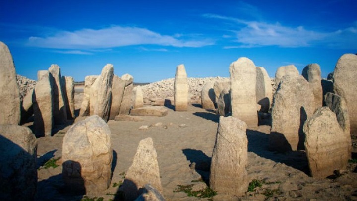 Znanstveniki so na nepričakovanem mestu odkrili še en Stonehenge.