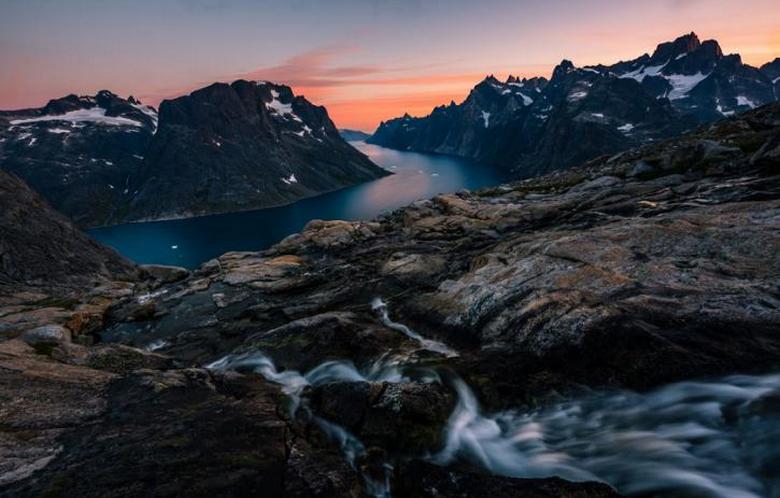 Znanstveniki so odkrili temna območja na ledeni strani Grenlandije, pod katerimi se sneg intenzivno topi.