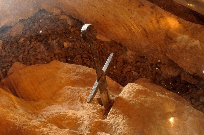 Znanstveniki so v starodavnem artefaktu identificirali legendarnega meča.