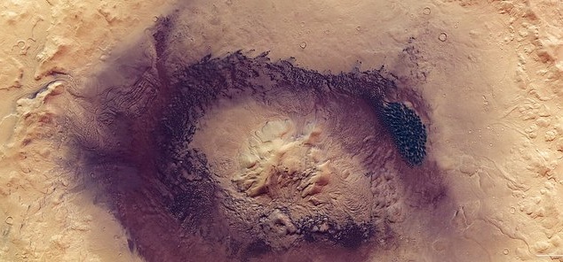 Znanstveniki so objavili nenavadno sliko marsovskega kraterja