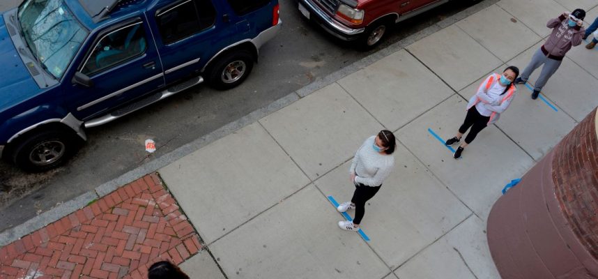 Znanstveniki: socialno distanciranje je potrebno do leta 2022 