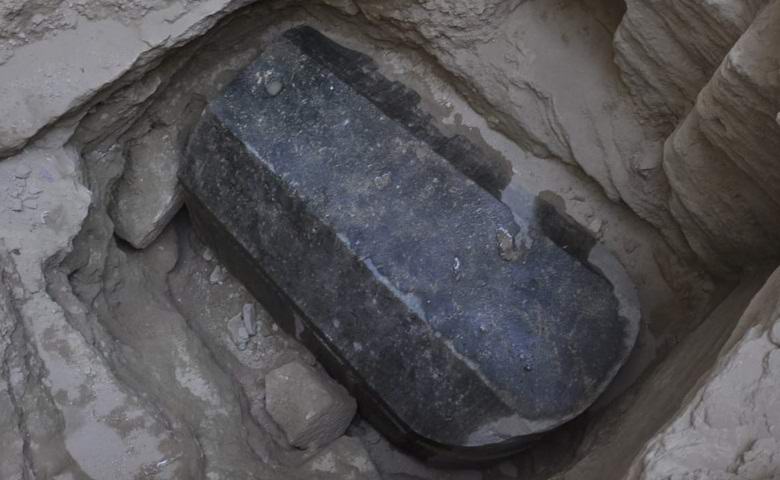 Znanstveniki so v Egiptu odkrili skrivnostni črni sarkofag.