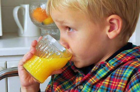Znanstveniki pravijo, da sokovi škodujejo otrokovemu zdravju.