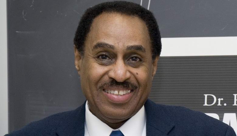 Znanstvenik poskuša ustvariti časovni stroj, da bi rešil očeta.