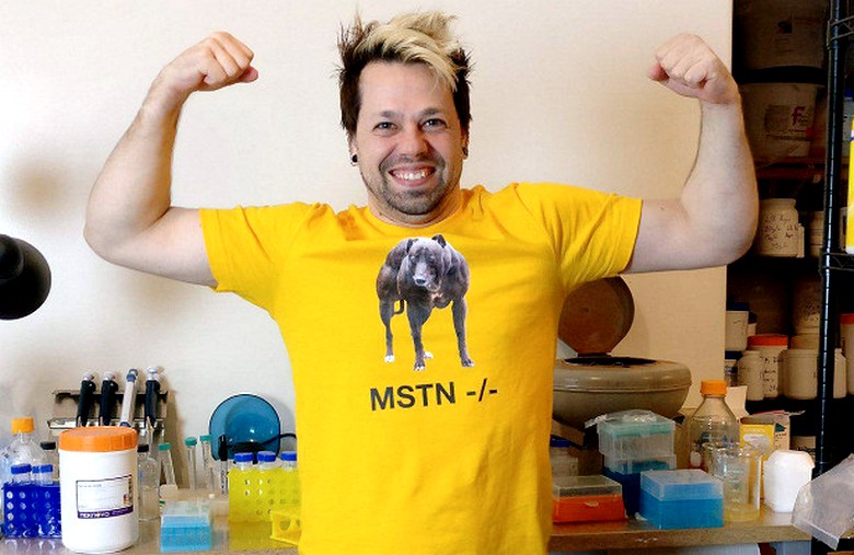 Znanstvenik eksperimentira z DNK.