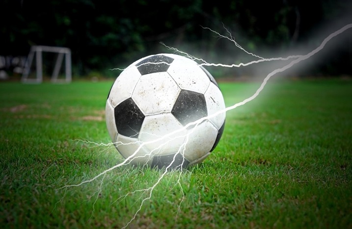 Strela je med tekmo udarila igralce na igrišče (VIDEO)