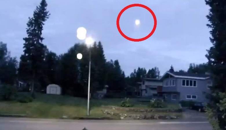 Neverjetno sijoča ​​kroglica se dviga v nebo