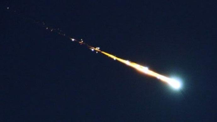 Neverjeten video z meteorjem, ki leti nad izbruhujočim vulkanom