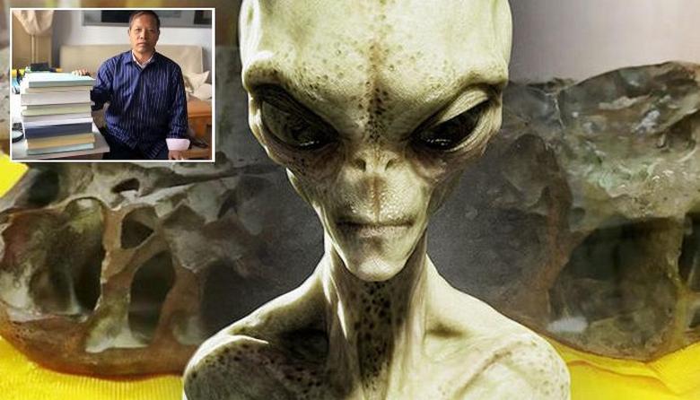 Ufaolog s Kitajske Li Jianmin pregleduje lobanjo tujca