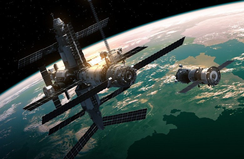 Ufolog Scott Waring dokazuje, da je ISS na Zemlji.