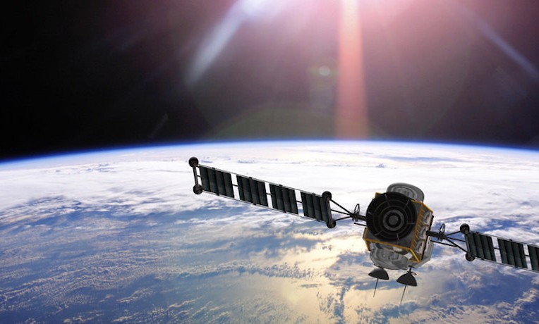 Uralski raziskovalec je opazil ogromno NLP v orbiti Zemlje.