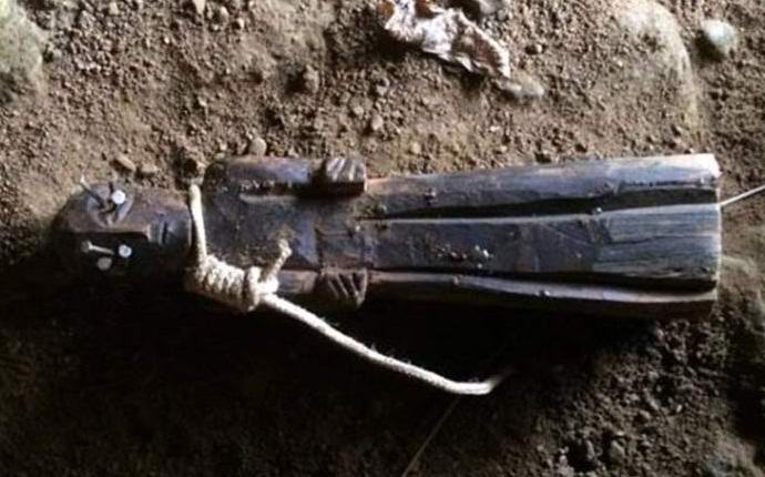 V ameriški jami so našli grozljivo čarobno figurico.