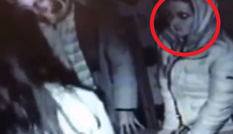 V angleškem samostanu se zgodi nekaj, česar ni mogoče razložiti racionalno.