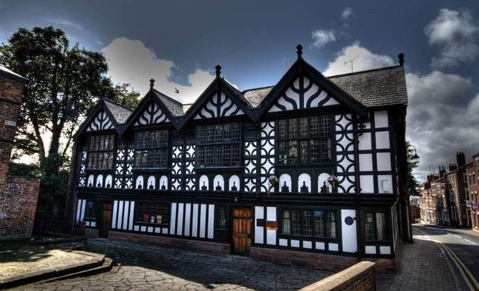 Duh je bil dvakrat fotografiran v angleškem hotelu.