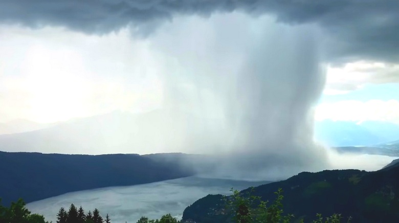 V avstrijskih Alpah je padel z neba