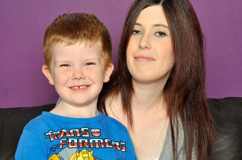 V Veliki Britaniji 5-letnica prehranjuje z žicami vsak dan.