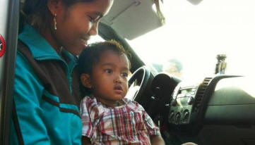 V Kambodži na tisoče bolnikov hodi čudežni otrok, ki ima dar zdravilca.