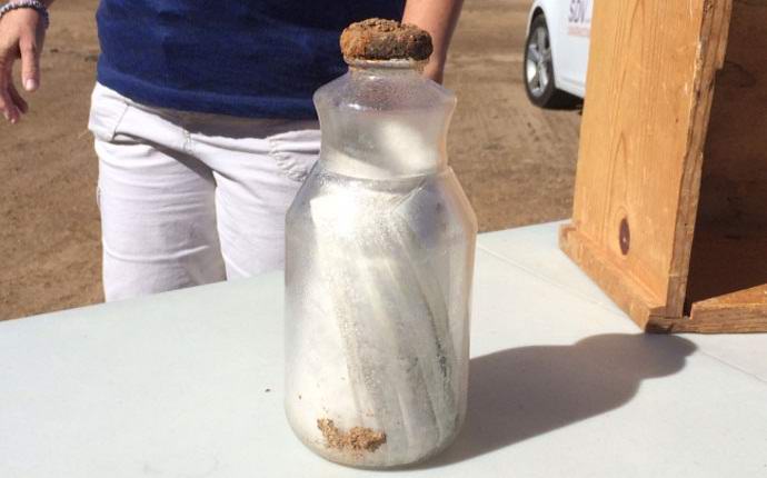 V časovni kapsuli je bilo najdeno zlobno sporočilo.