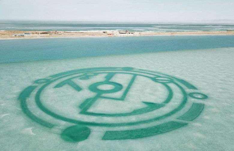 Na Kitajskem je nekdo naslikal jezero.