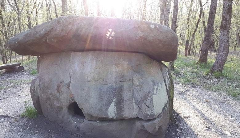 V krasnodarskem ozemlju je mistično zasvetil dolmen.