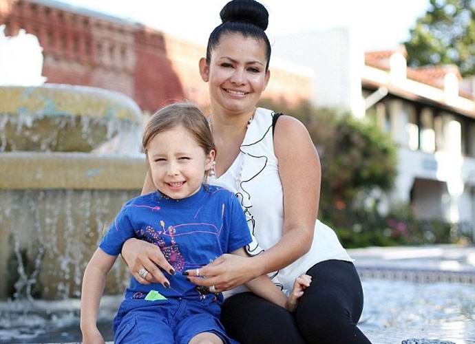 Petletni telepat živi v Los Angelesu.