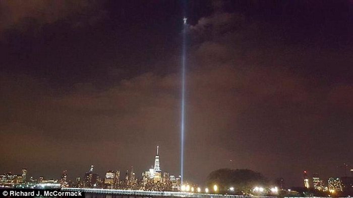 V žarkih reflektorjev se je pojavil svetel angel.