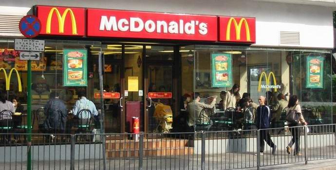 V McDonaldsu že tretji dan niso opazili mrtvega obiskovalca.