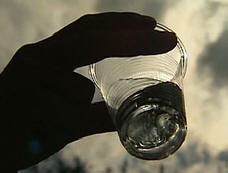 V Melitopolu so našli aparat za kavo, ki je natočil vodko.