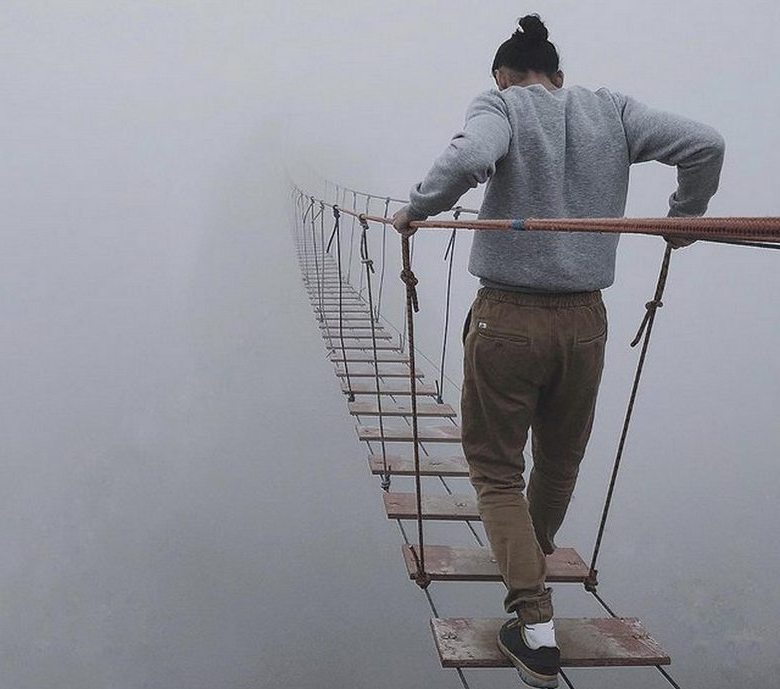 Skrivnostna figura se sprehaja skozi oblake na avstralskem nebu.