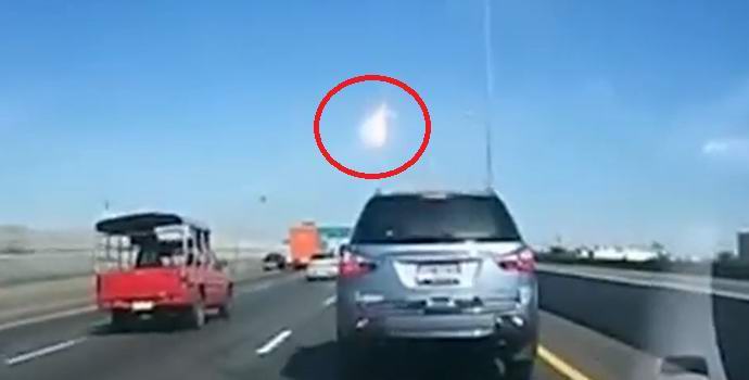 Ogromna krogla ognja leti na nebu nad Tajsko